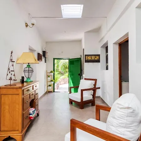 Charming House In With Parking And Air Conditioning