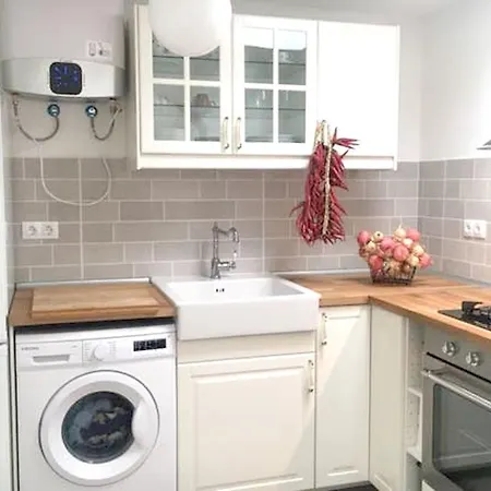 Charming House In With Parking And Air Conditioning