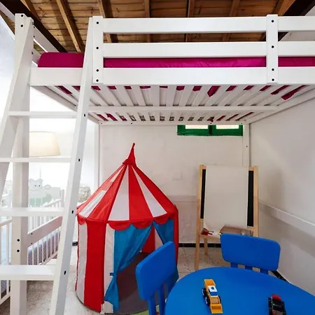 Dom wakacyjny Charming House In With Parking And Air Conditioning