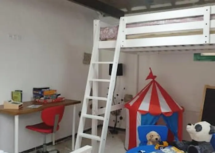 Dom wakacyjny Charming House In With Parking And Air Conditioning