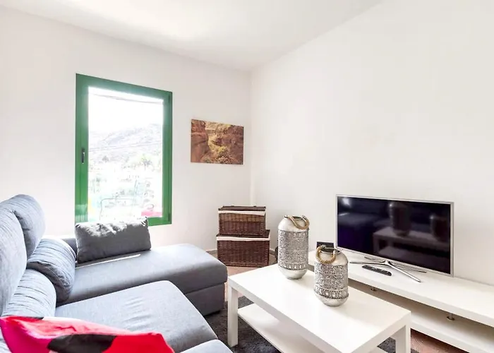 Dom wakacyjny Charming House In With Parking And Air Conditioning *