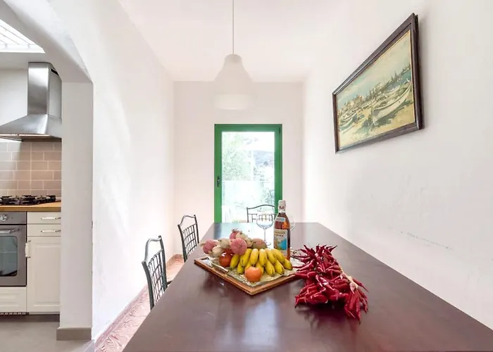 Dom wakacyjny Charming House In With Parking And Air Conditioning