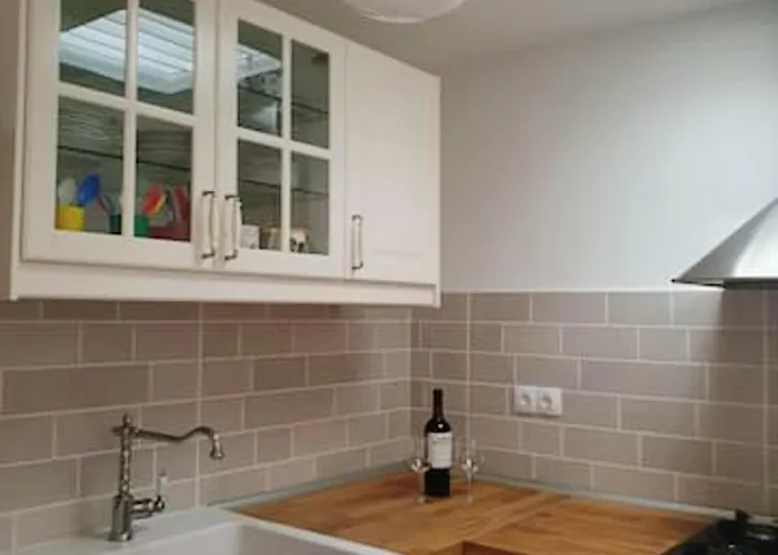 Dom wakacyjny Charming House In With Parking And Air Conditioning *