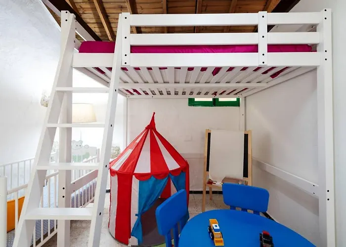 Dom wakacyjny Charming House In With Parking And Air Conditioning