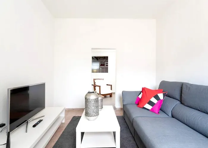 Dom wakacyjny Charming House In With Parking And Air Conditioning *
