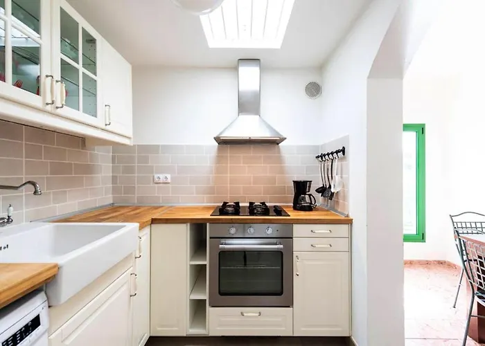 Charming House In With Parking And Air Conditioning *