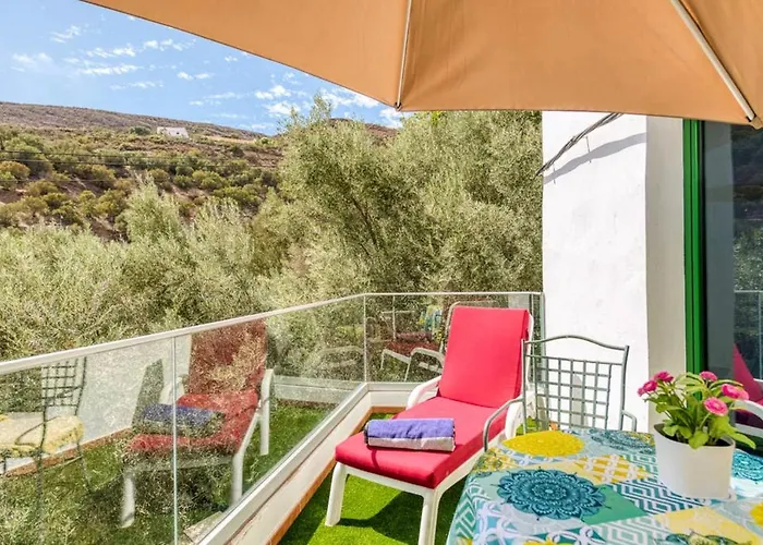 Dom wakacyjny Charming House In With Parking And Air Conditioning *